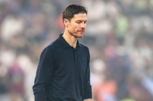 英超5轮不胜仅领先曼联1分，西媒曝利物浦联系阿隆索，斯洛特危险了